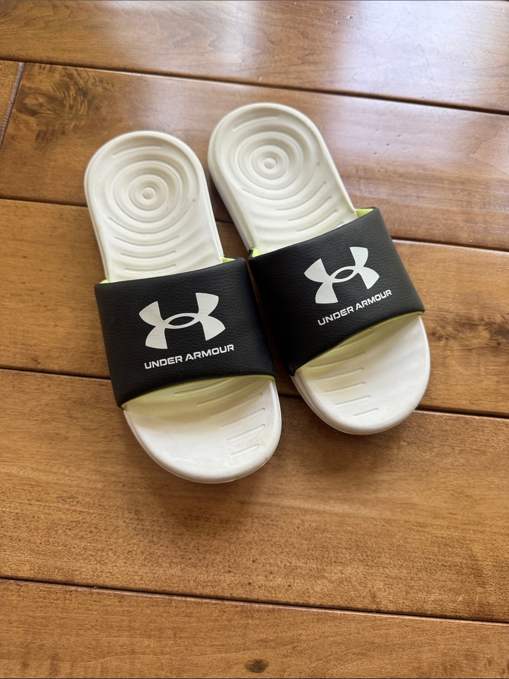 Under Armour Kids Black Strap White Footbed Slide Sandals size 5